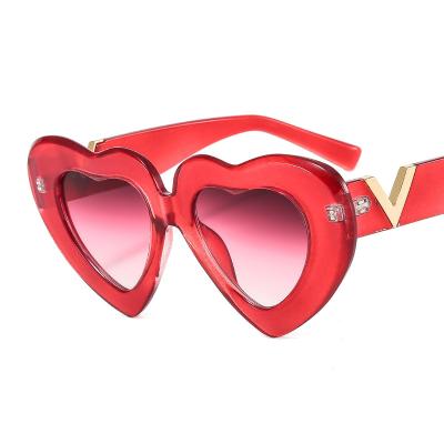 China Fashion Sunglasses 2022 New Top Fashion Love Heart Shape Luxury Sunglasses With 400 Moq Low UV Ladies Sun Glasses for sale