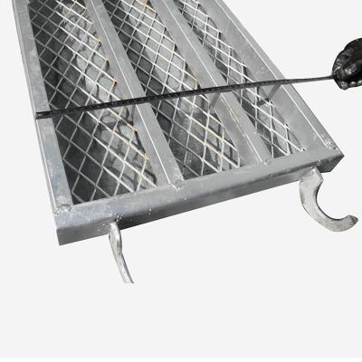 Cina Manufacturer Catwalk Customized Scaffold Steel Mesh Plank With Hooks in vendita