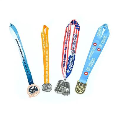 Cina Medaglia Lanyards personalizzati 10mm 13mm 15mm Lanyards personalizzati e distintivi in vendita