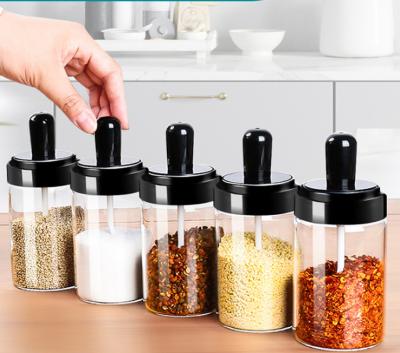 China Viable Kitchenware Clear Seasoning Salt Pepper Bottles Glass Shaker Bottle Jam Spice Jar Container With Spoon for sale