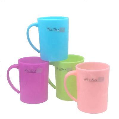 China Viable Creative Custom Logo Plastic Coffee Mug Party Cups Plastic Mugs 12oz Beer Cups With Handles for sale