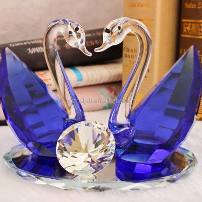 China Europe Loving Wedding Gifts Crystal Couple Swan For Wedding Favors Anniversary Gift for sale