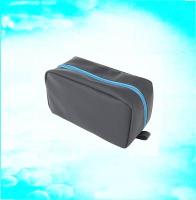 China Zippered Fashion 600d Polyester Travel Cosmetic Bag For Man for sale