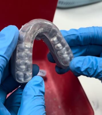 Cina Protezione notturna dentale in resina di plastica per i denti da strofinare Protezione della bocca morbida per i denti da strofinare in vendita