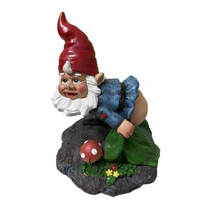 China Europe Drop Shipping Resin Statue Funny Dwarf Pulls Drain Downspout Expander Decor Yard Garden Gnome for sale