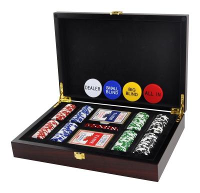 China Eco-friendly Cherry Wood Case Luxury Poker Set 200 Piece Poker Chips for sale