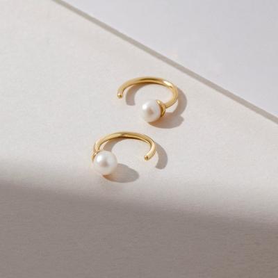 China CLASSIC c-shaped metal pearl cotton pearl fashion temperament fashion pearl geometric baroque pearl stud earrings for sale