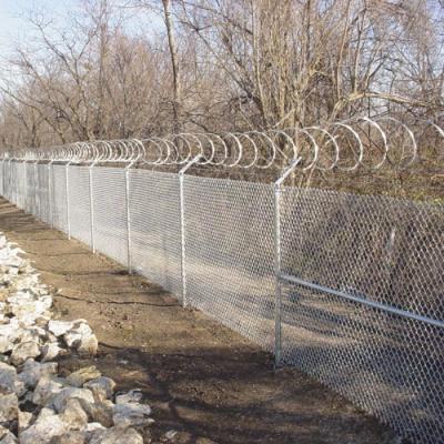 China Easily assembled chain link fence posts/6 foot chain link fence/barbed wire chain link fence for sale