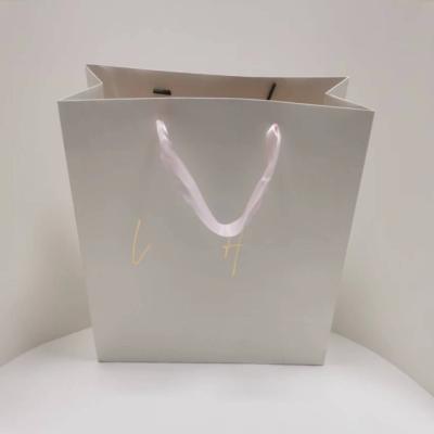 China Recyclable Custom logo printed with luxury clothing paper shopping gift bag for sale