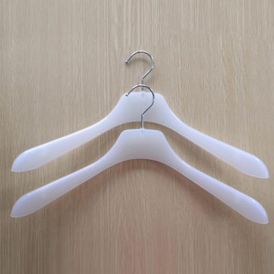 China Modern Plastic Extra Wide Suit Hangers With Swivel Hooks Plastic Coat Hangers for sale