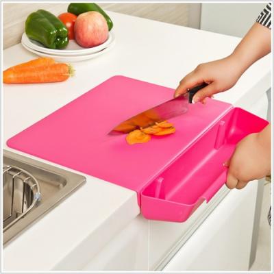 China Custom Creative Viable Kitchen Foldable Plastic Chopping Board Combined Cutting Board Removable Basket with Vegetables 940g for sale