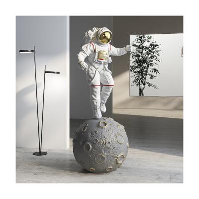 China Hot Selling Big Resin Europe Factory Statue Astronaut Decor Living Room Sculpture Store Interior Decoration For Mall for sale