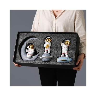 China Europe Top Sale Statue Of Resin Crafts Decor Character Astronaut Figurines Modeling Model Astronaut Sculpture for sale