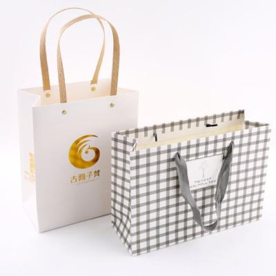 China New Product Use Art Paper Bag Custom Colorful Cosmetic Packaging White Laminated Image Printing Recyclable for sale