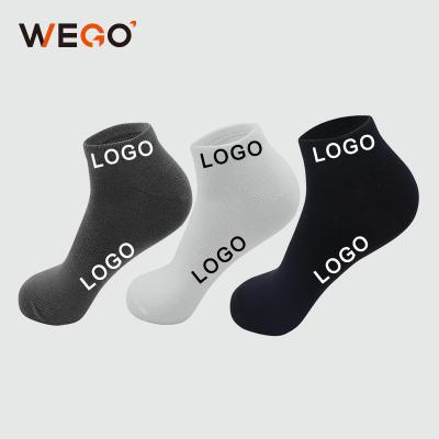 China Custom made high quality men's white logo outdoor sport socks wholesale cotton breathable for sale