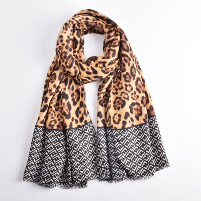 China Wholesale 2020 Design Cotton New Design Ladies Leopard Shawl Fashion Brown Leopard Patchwork Pattern Printed Girls Animal Print Scarf for sale