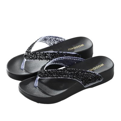 China Fashion Trend High Quality Slippers For Women Thick Sole Rhinestone Beach Shiny Outdoor Sandals For Ladies Wholesale Cheap Flip Flop for sale