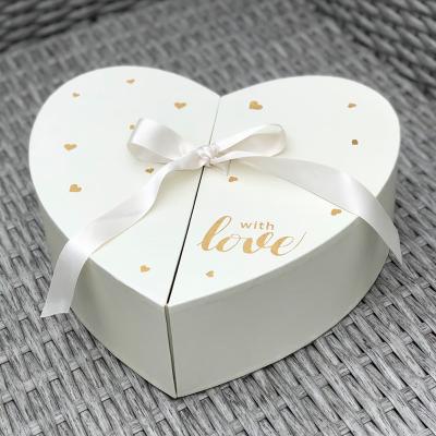 China Recyclable High Quality Preserved Cardboard Box Manufacturers Heart Of Roses Valentine Heart Box With Ribbon for sale