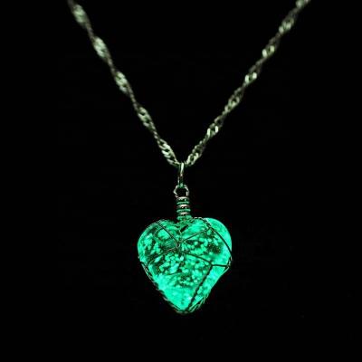 China New Creative Luminous Heart Crystal Pendant Necklace CLASSIC Fashion Glow In The Darkness Necklace Charm Fine Jewelry for sale