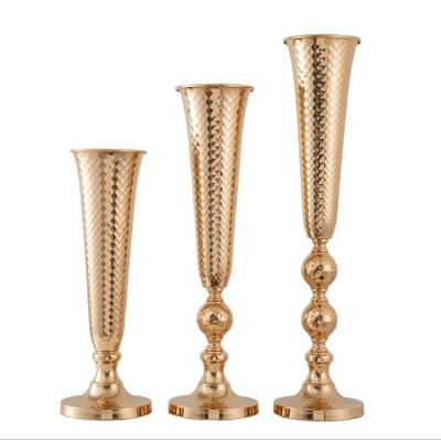 China Classic Modern Flower Vase Gold  textured Metal Wedding Centerpieces Table Decoration Stands Set for sale