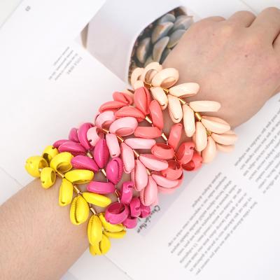 China 2021 New FASHIONABLE Summer Beach Style Couples Painted Shell Bracelet Original Rainbow Color Natural Shell Bracelet For Women Multilayer for sale