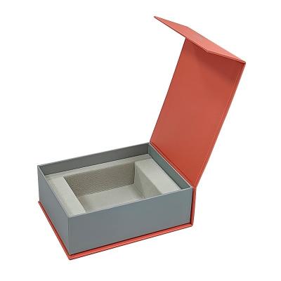 China Vernis rood boekvormige rechthoekige magnetische cadeaubon met fliptop en magnetische vangst Te koop