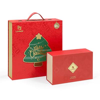 Cina Custom Luxury Red Magnetic Clamshell Christmas Theme Gift Box Biodegradabile Rigid Magnetic Closure Box Confezionamento con manico in vendita