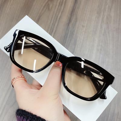 China Fashion Sunglasses Newcomers Fashion Women Shades 2022 Sunglasses Retro Square Unisex Sun Glasses for sale