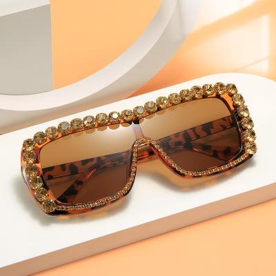 China Popular Fashion Sun Glasses UV Sunglasses In Fashion Europe Designs With Diamond Sunglass Small Moq Are Supported for sale