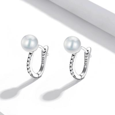 China Wholesale Hot Sale 925 Sterling Silver Simple Shell Pearl Hoop Earrings Friendly Materials For Women Jewelry Making for sale