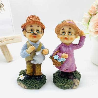 China Creative Europe Resin Crafts Water Flowers Old Man Leisure Couples Elderly Home Furnishing Articles Wedding Gift for sale