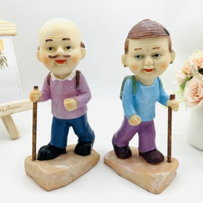 China Creative Europe resin crafts climbing the mountain old man leisure elderly couple furnishing articles the wedding gift for sale