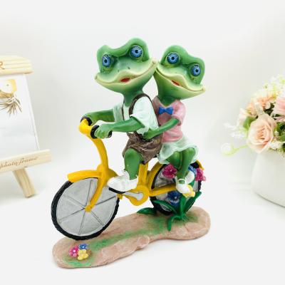 China China Resin Frog Garden Ornaments Ride A Bike Frog Couple Resin Open Ornaments Home Gifts for sale