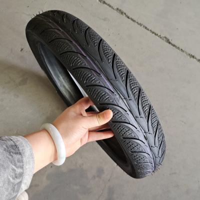 中国 モーターサイクルのチューブレスタイヤ 80/90-17 70/80-17 70/90-17 90/80-17 6pr/8pr Ply Rating 販売のため