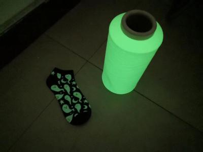 China Glow In The Embroidery Dark Yarn Glowing Knitting Yarn Polyester Glowing weaving yarn à venda