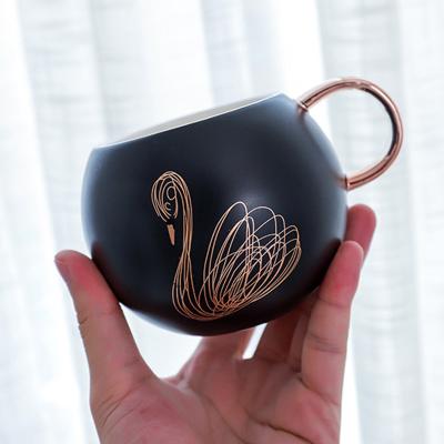 China Sustainable Creative Office Travel Coffee Mug Cartoon Swan Pattern Ceramic Tumbler Tea Mug With Gold Handle Warmer With Logo Custom Travel for sale