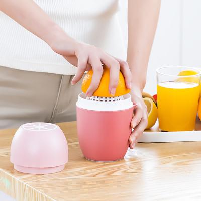 China Zogift Amazon Bpa Fruit Juicer Extractor Machine Hand Press Squeezer Machine Manual Safe Plastic Free Commercial Carrot Squeezer for sale