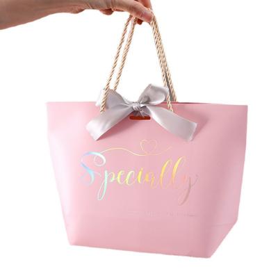 China Recyclable hot sale wedding paper bag gift box with bow mate handbag wedding supplies wholesale for sale