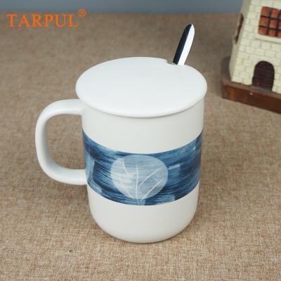 China Sustainable Modern Simple Tarpul Design With Lid Japanese Style Blue Pattern White Ceramic Tea Cup Coffee Mugs for sale