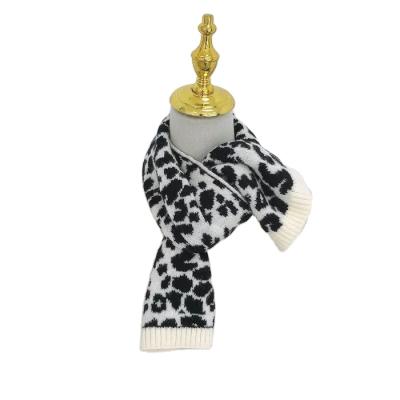 China Black White Collocation Autumn Winter Warm Procect Espine Soft Exceptional Fashion Quality Feeling Cervical Scarf for sale