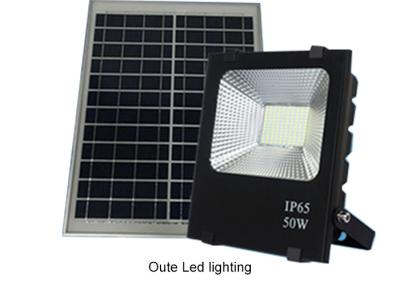 Chine les lumières d'inondation 50W menées actionnées solaires extérieures/mouvement actionné solaire allume 13 heures à vendre