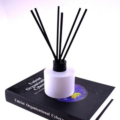 China Cosmetic Round Black Glass Aroma Reed Diffuser Bottle Diffuser Bottle for sale