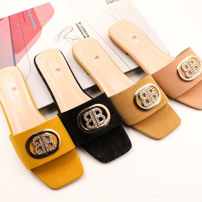 China Fashion Trend Customized 2022 Fashion Ladies Slippers Metal Button Decoration Flat Heel To Relieve Anti Slip Sandals Slippers for sale