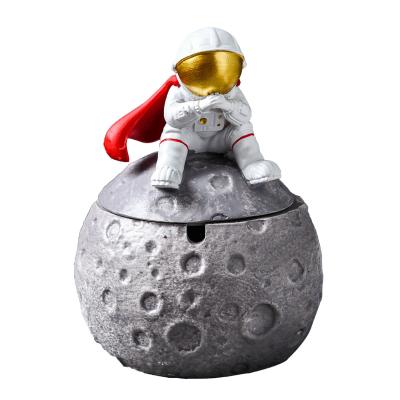 China 2022 New Cartoon Luxury Space Resin Astronaut Dreamy Series Astronaut Ashtray Resin Home Decoration Beautiful for sale