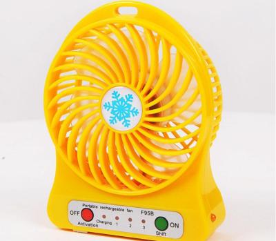 China Attractive Mini Battery Operated Desk Cool Portable Mini Humidifier Fan Portable Cooler Fan with Rechargeable for sale