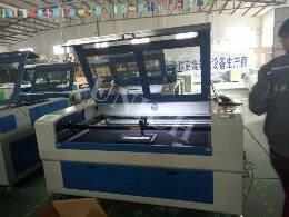 China Honeycomb Table CNC Laser Cutting Engraving Machine With Working Area 1600 * 1000mm for sale