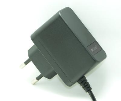 Chine Le logo adapté aux besoins du client 18650 UE de chargeur de batterie d'ion de 3,7 V Li branchent la fiabilité élevée à vendre