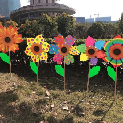 China Decorative items hand participation toy flower-shaped windmill with wooden poles, decorative windmills made of fabric in various scenes for sale