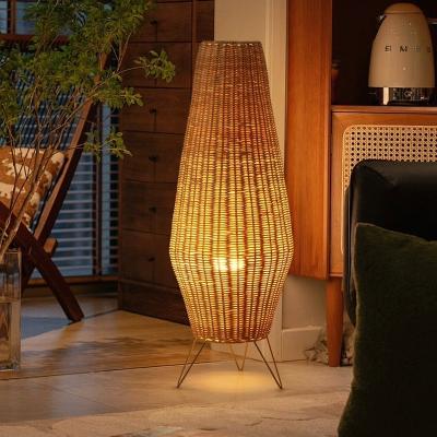 China New Hotel Modern Decoration Handmade Lamp LED Floor Standing Light Outdoor Retro Rattan Tripod à venda