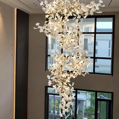 中国 Nordic Style Ginkgo Branch Leaves Oversized Chandelier Staircase Modern Petal Chandeliers Pendant Lights Villa Mall Lighting 販売のため